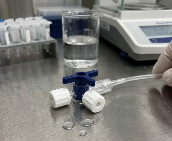 A Flu&iacute;dica da Seguran&ccedil;a: Engenharia de Linhas de Infus&atilde;o de Precis&atilde;o com Sistemas Avan&ccedil;ados de Torneiras